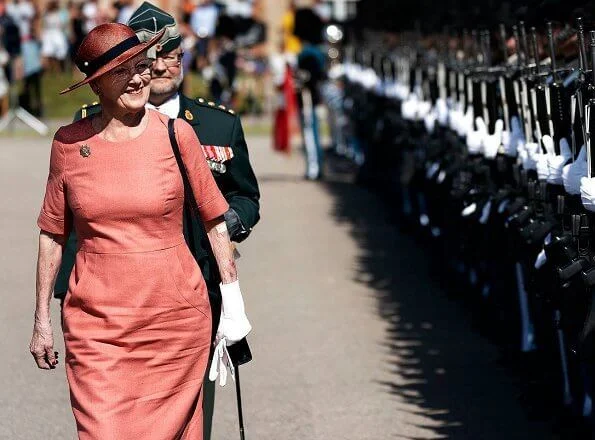 The Queen presented Queen’s Clock to the guard Rasmus Joakim Brøndsel. Queen Margrethe attended the anniversary parade