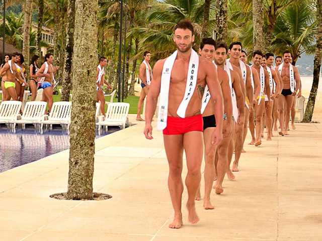 O Mister Roraima, Roberto Sales, foi o primeiro a puxar a fila durante o desfile de moda praia. Foto: Estúdio Xis