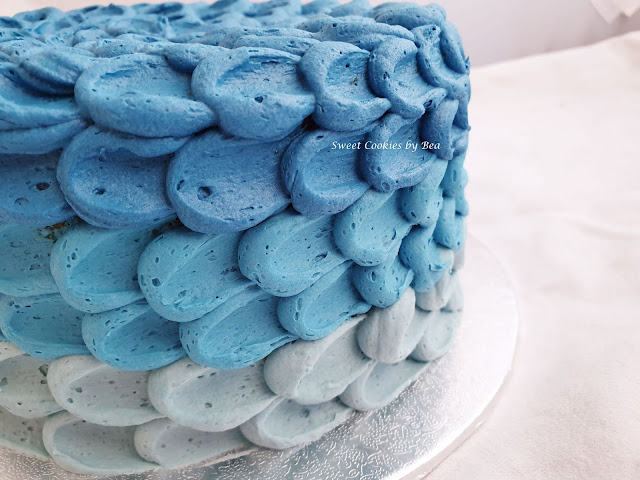 tarta escamas azul