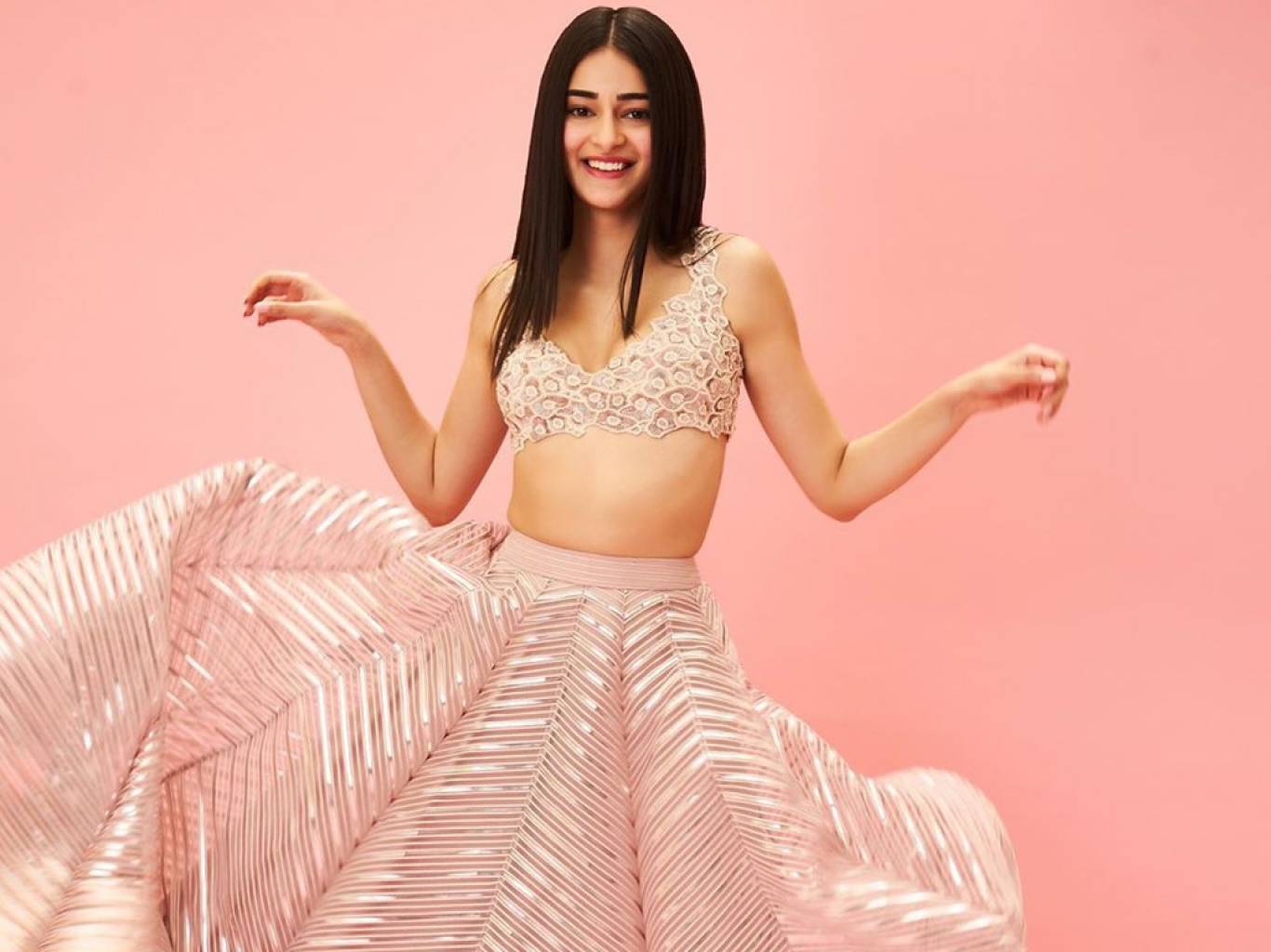 ANANYA PANDEY WIKI - BIOGRAPHY- AGE -HEIGHT -BOYFRIEND -FAMILY AND MORE