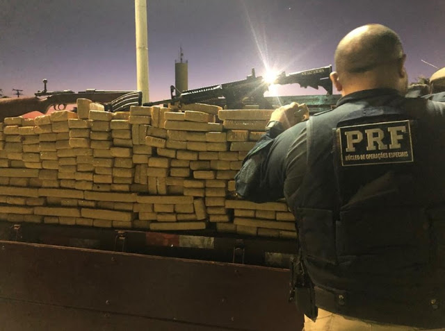 PRF apreende 200 quilos de maconha, fuzis e munição na BR-116