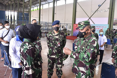 Kasum TNI Tinjau Pelaksanaan Serbuan Vaksinasi Covid-19 Terhadap Ribuan Babinsa dan Babinpotdirga di Solo