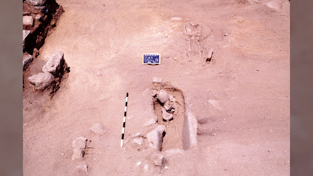 Η ταφή του παιδιού με το κρανίο του πολεμιστή στον χώρο της ανασκαφής.