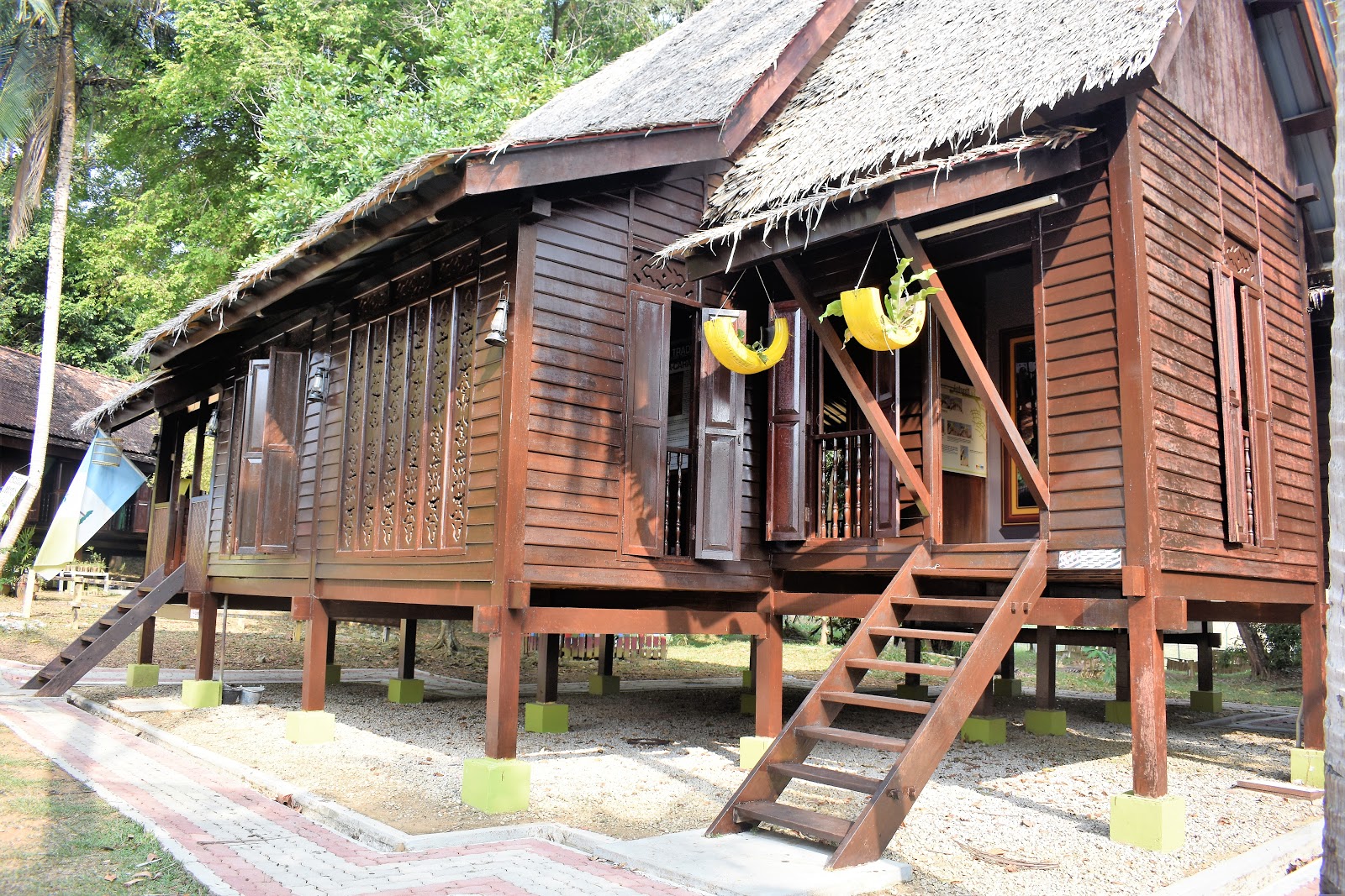Rumah Kayu Di Kampung : Rumah kayu bentuk kubus mulai banyak di temuan