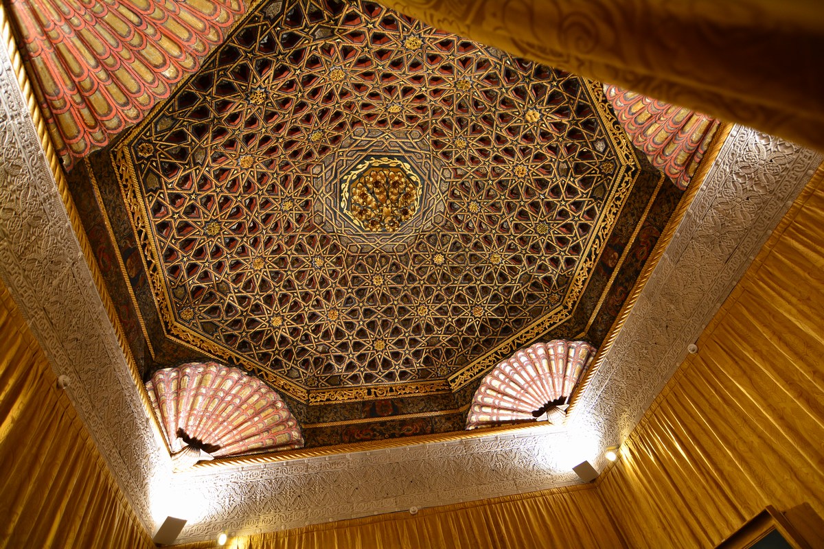 Le remarquable plafond du salon oriental provient du palais démantelé du duc de Maqueda, datant du XVème siècle à Tolède.