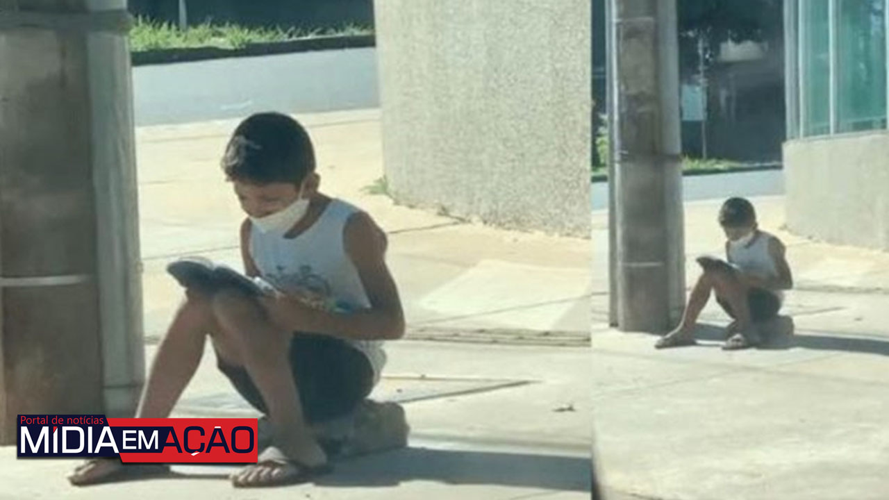 Menino que vendia jujuba e lia Bíblia no chão recebe ajuda após vídeo viralizar