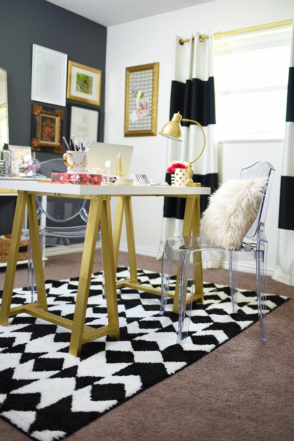 A small spare bedroom gets turned into a blogging home office. The black, white & gold color scheme is gorgeous, and there are many affordable DIY ideas in this post via monicawantsit.com