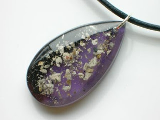 Purple and black coloured pendant for ashes