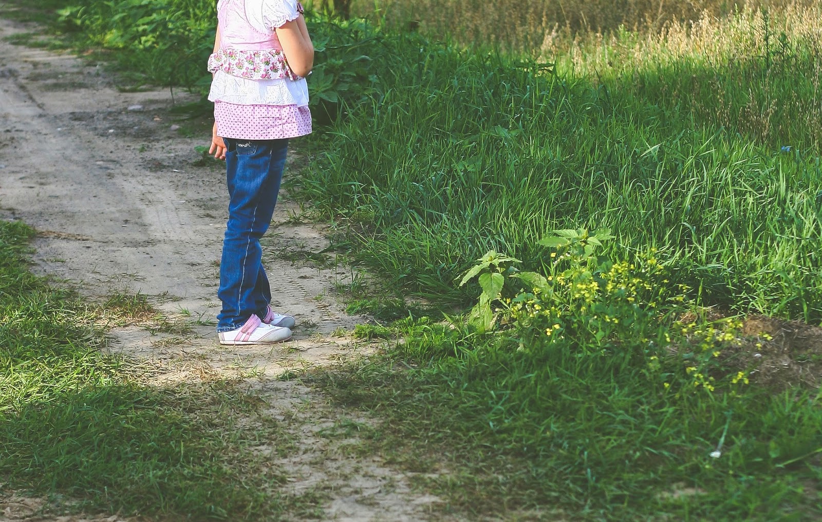 человек на дороге. летние девочки. ребенок на обочине дороги. ребенок на обочине дороги. безопасность на дороге.