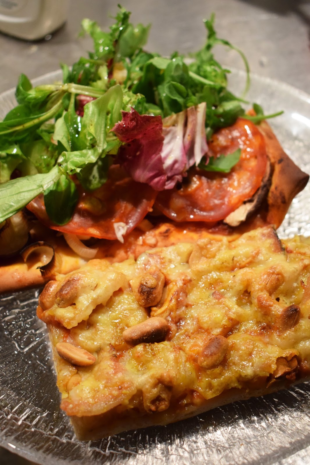 Smaskelismaskens Pizza med banan, bacon, curry och jordnötter