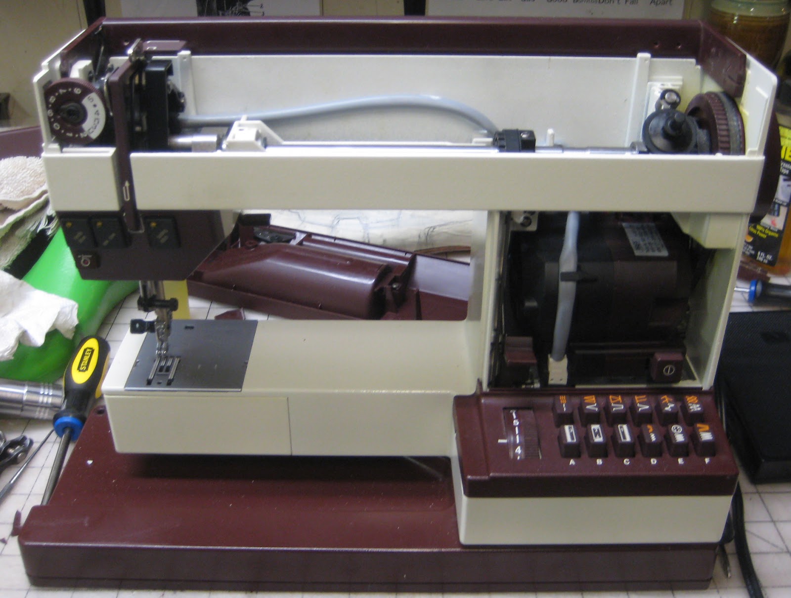 MI Vintage Sewing Machines Pfaff Tiptronic 1069 (1980's)