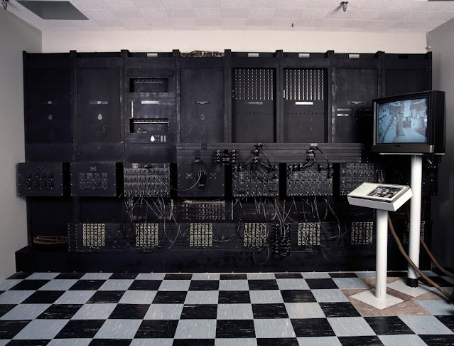 Первая универсальная вычислительная машина ENIAC, построенная в 1946 году, весила 27 тонн и использовала в качестве элементной базы вакуумные лампы