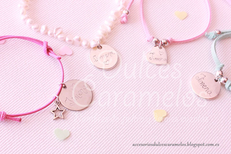 Pulsera con nombres y chapas de niños para mamá