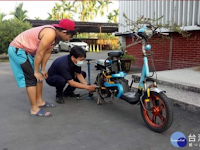 Sepeda Listrik PMI Ini Mogok Dijalanan Saat Mau Bekerja, Polisi Taiwan Ini Membantu Tanpa Meminta Imbalan Hingga Berhasil Jalan