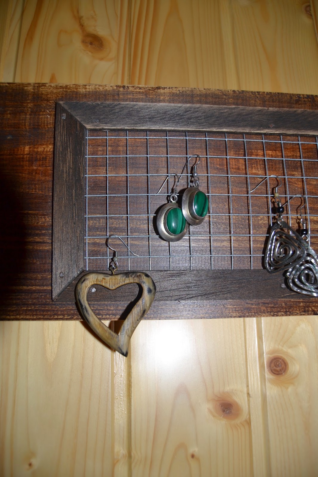 Rustiqueando: CUELGA-CUELGA. Recicleando un trozo de madera sobrante