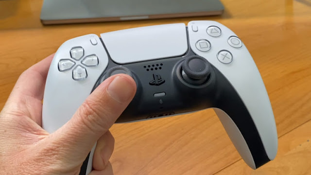 نظرة بالصور عن شكل يد تحكم DualSense لجهاز PS5 بالمقارنة مع يد PS4 و تفاصيل أكثر عن الوزن و المزيد
