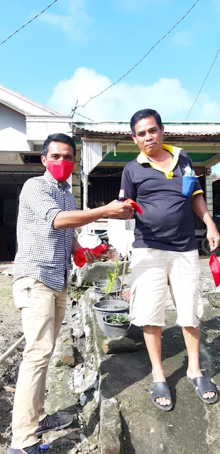 Aggota DPRD Dairi,Idul Fitri Tarigan,Bagikan Masker di Dapil 3 Kecamatan Tigalingga
