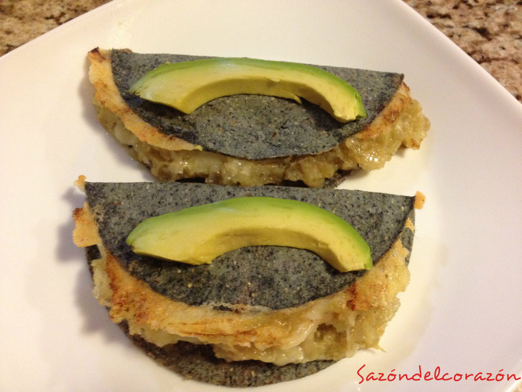 Sazón del corazón Quesadillas de chicharrón en salsa verde