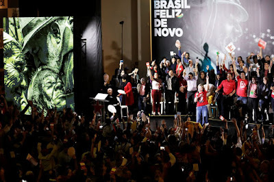 Por aclamação, Lula é escolhido candidato do PT a presidente