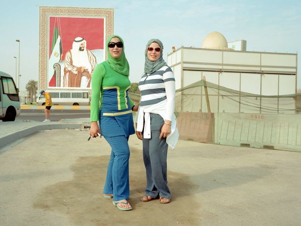 Сколько брать с собой в дубай. Одежда для Эмиратов для туристов. Одежда для ОАЭ туристу. Одежда в арабских Эмиратах туристам. Дубай одежда для женщин туристов.