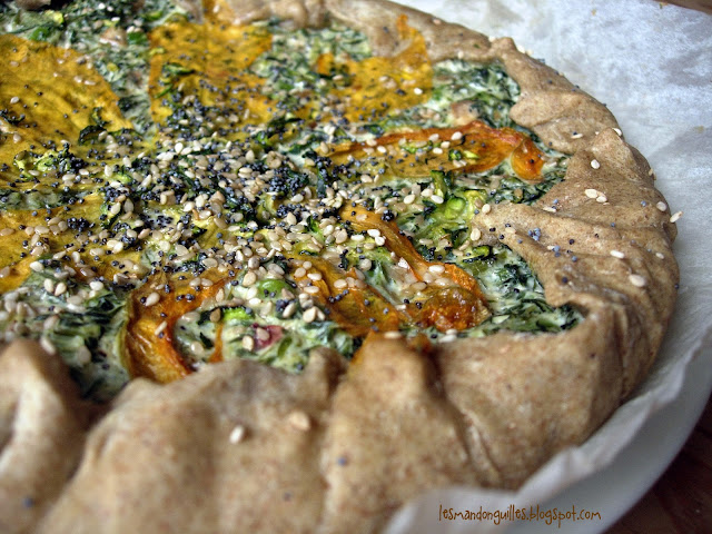 torta salata con foglie di carote e piselli 