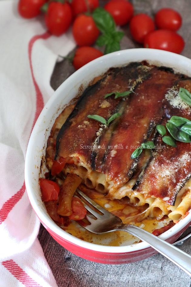 Zite al forno con melanzane, pomodorini e mozzarella