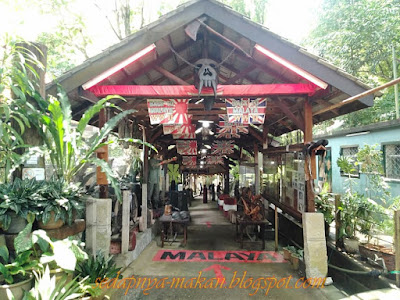 laluan utama masuk ke muzium laluan utama masuk ke muzium