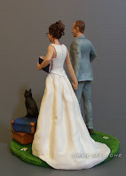 statuine personalizzate torta nuziale milano sposa lettrice valigie viaggi orme magiche