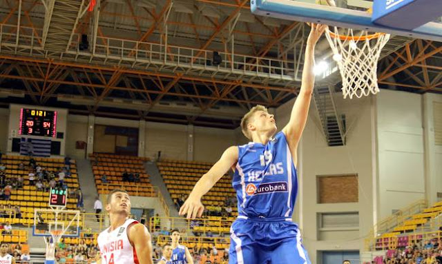 Έβγαλε μάτια ο παίκτης του Εξάστερου!