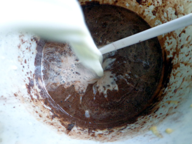 Chocolate magic custard cake by Laka kuharica: Pour the milk gradually