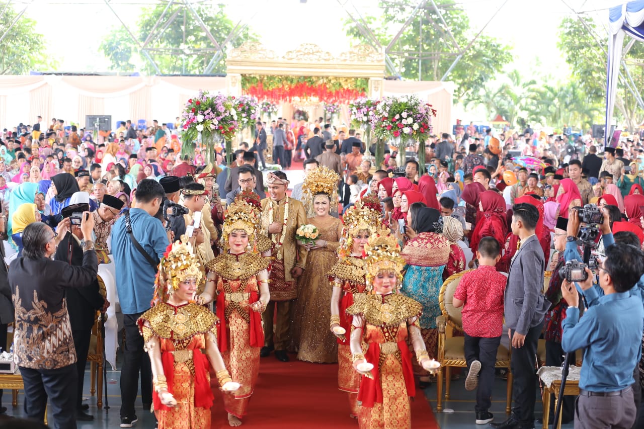 Resepsi Pernikahan Sari Dan Iko Berlangsung Meriah Pasangan