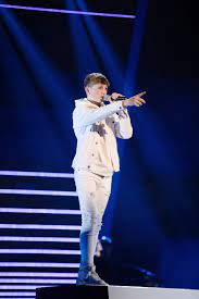 Actress dara howard being tall