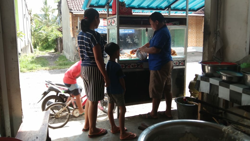 Perjuangan Komang Sutama, Kuliahkan Anak dari Jualan Gorengan