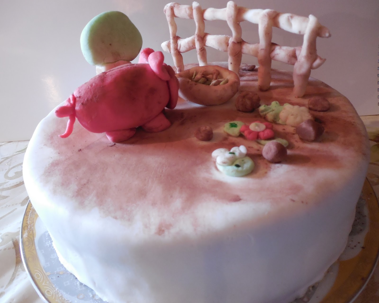 Tort cu crema de unt, fructe de padure si pasta de zahar.