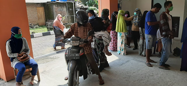 Babinsa Desa Keden Amankan Pembagian BST