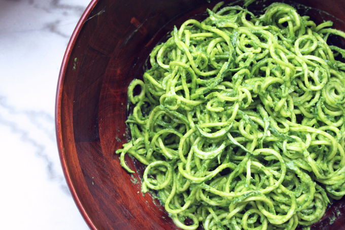 Spaghetti de courgettes au pesto à l'avocat