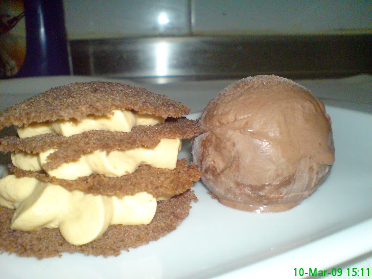 Milhojas de bizcocho de chocolate y Mouse de Toffe acompañadas de helado de galletas