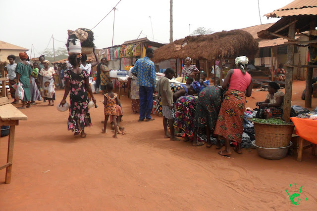Venditori al mercato di Noepé, Togo, Africa