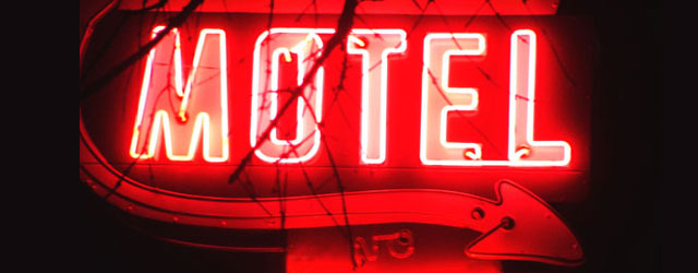 Homem quebra três dentes da esposa ao ser flagrado com amante e travesti em motel 2 Homem quebra três dentes da esposa ao ser flagrado com amante e travesti em motel