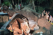 Hari Pertama Pembangunan Jembatan Bolo - Rade, TNI Kerja Sampai Malam.