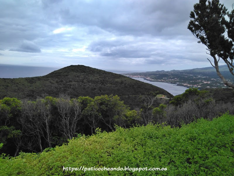 ANGRA do HEROISMO-MONTE BRASIL(Isla Terceira-Açores): antes de llegar a Pico do Facho, al frente el Pico Zimbreiro, otro de los cuatro picos que rodean la caldeira del Monte Brasil. A la dcha de éste, vistas de la parte oeste de Angra do Heroísmo, de la Bahia do Fanal