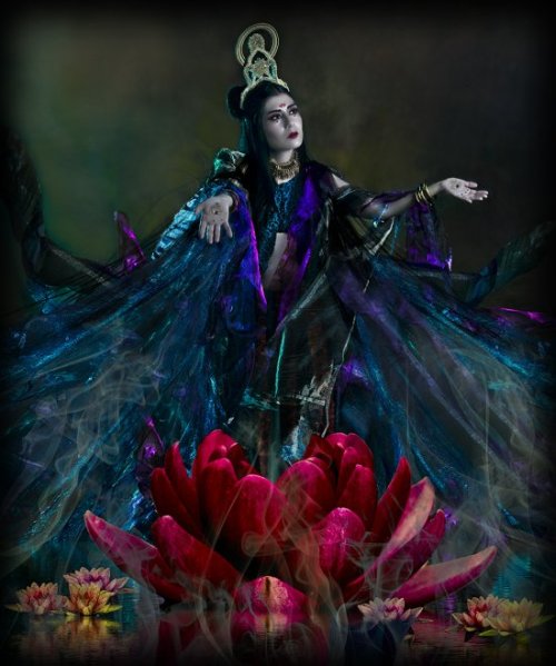 Aura - Outras divindades femininas nas surreais fotografias de Lorena Cordero - Guan Yin (Gabriela Calvache) Lorena Cordero fotografia surreal arte fashion mulheres deusas divindades femininas aura mitologia religião Guan Yin (Gabriela Calvache)