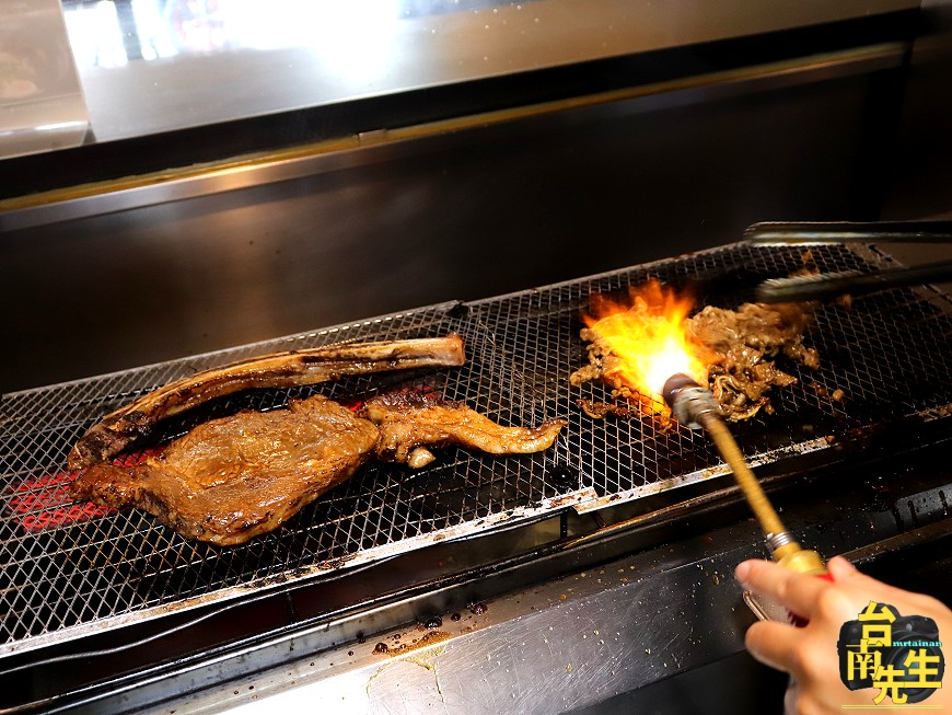 台南日式丼飯/超值佛心價最低120元起/從路邊小攤販賣到連鎖餐飲品牌/雞白湯+飲品內用無限暢飲喝到飽/現點現烤直火炙燒/獨家秘製燒肉醬/使用台灣豬/一開店就有客人上門