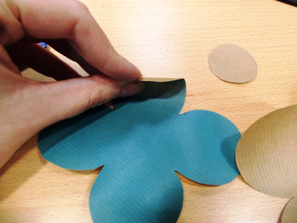 CHEAParty Como hacer una flor de papel con lo que sobra de tu papel de