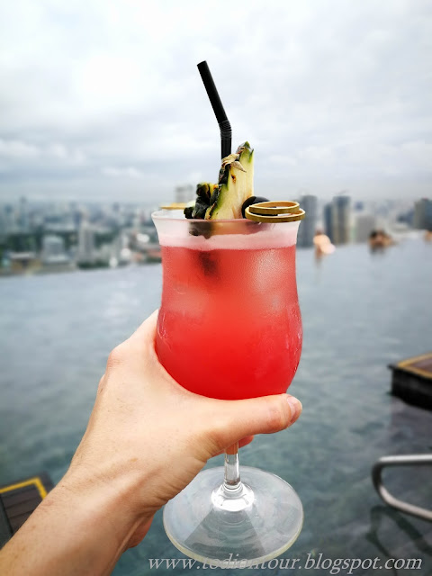 Cocktail Singapore Sling am Infinity Pool des Marina Bay Sands