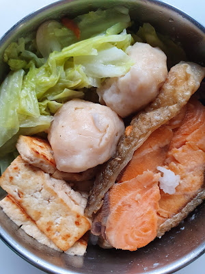 今日午餐：鮭魚、高麗菜、魚丸、煎豆腐，2021.01.07。