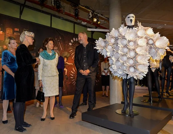 Queen Silvia at seminar on the subject of circus and inclusion and learn about the collaboration of disabled people in cultural projects, at the Chamaeleon Theater in Berlin, Queen wears dress. Queen Silvia at seminar at the Chamaeleon Theater in Berlin, Queen wears dress, style of Silvia, diamond earrings, jewellry, jewels