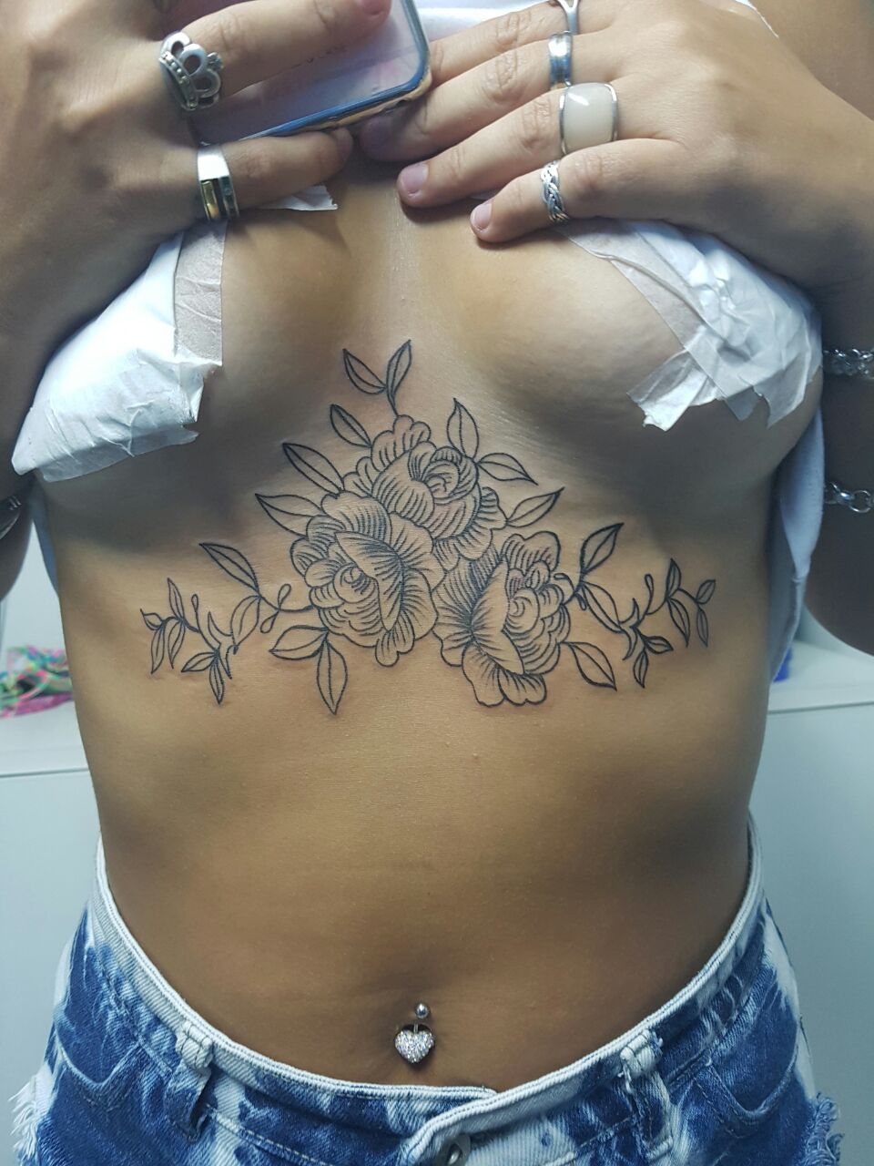 FUSION TATTOO Tattoo flores en el pecho