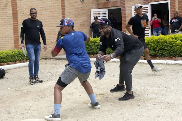 Venezuela: el Grandes Ligas Pablo Sandoval estuvo de visita en su academia para captar nuevos prospectos