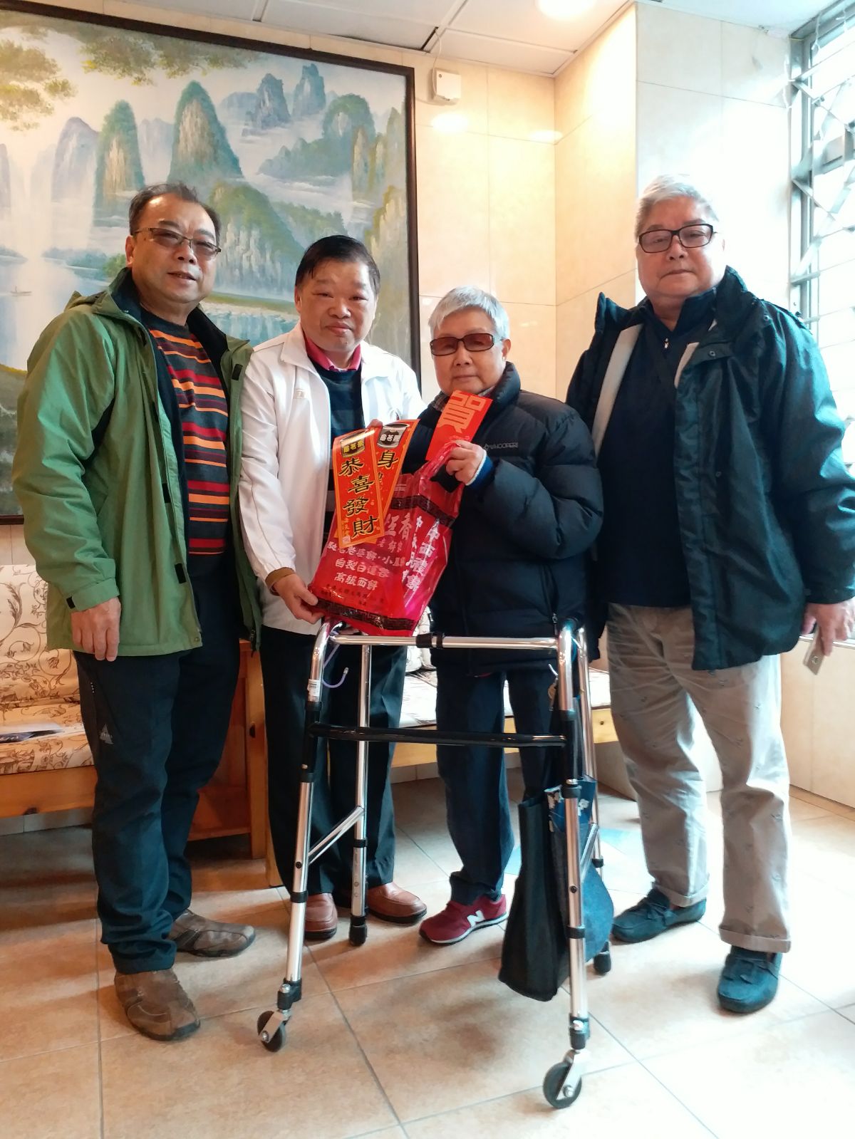 香港警察員佐級協會創建人退役同僚聯會 9 2 18 星期五 早上主席謝國堅 副主席朱國財 委員侯德祥 劉啟安一同前往 探望行動不便會員並送上0元 慰問利事 慈雲山劉森源 天馬苑盧嬌 馬鞍山張錫均 沙田廣源邨鄭玉和 旺角老人院徐惠珍